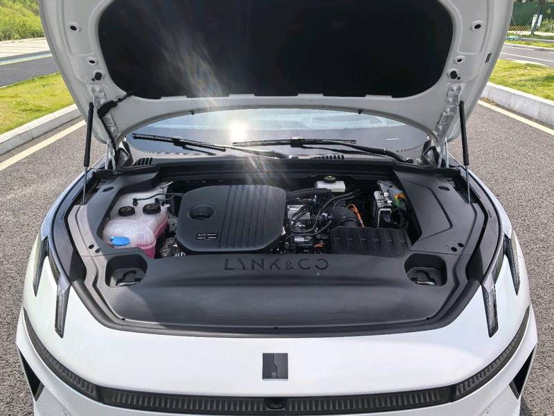 Lynk & Co 07 EM-P Hybrid, 2026 — фото 9 из 12