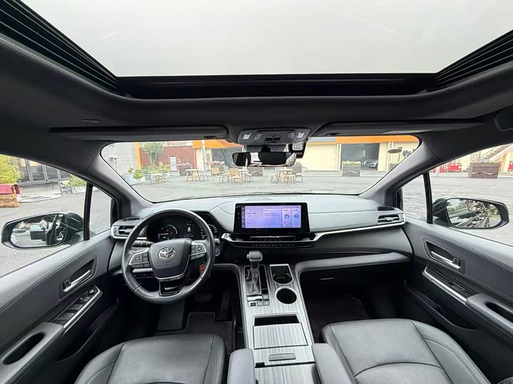 Toyota Sienna, 2023 — фото 6 из 9