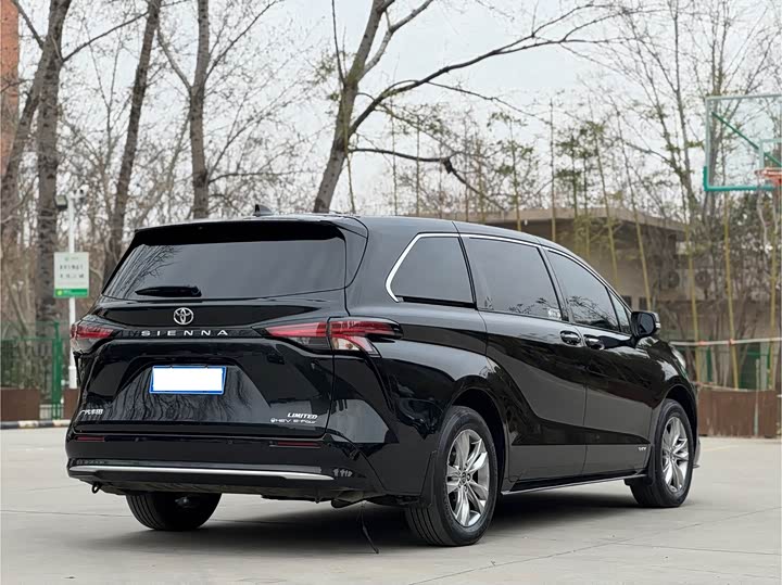 Toyota Sienna, 2024 — фото 4 из 9