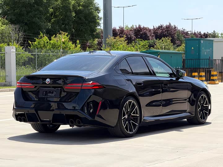 BMW M5 Hybrid, 2025 — фото 6 из 9