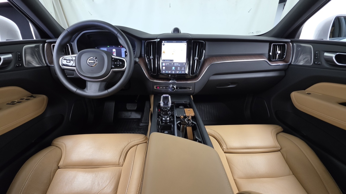 Volvo XC60, 2023 — фото 6 из 12