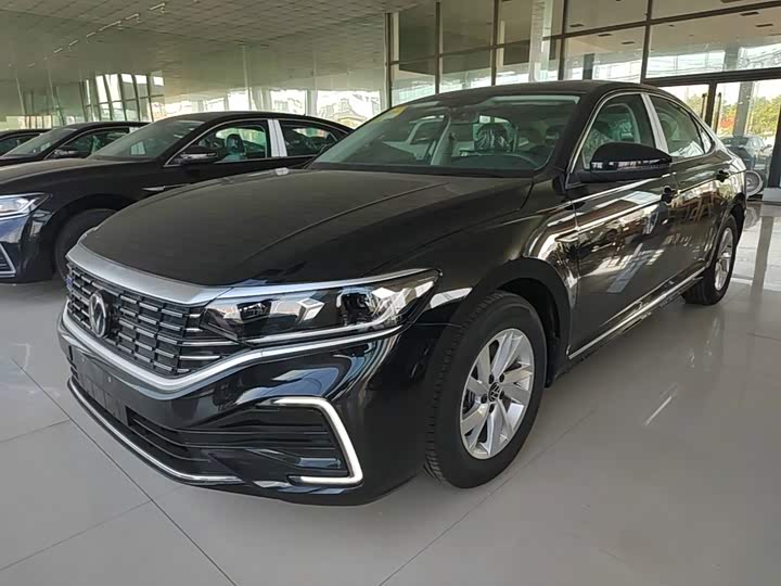 Volkswagen Passat Hybrid, 2025 — фото 2 из 9