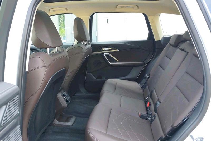 BMW iX1, 2025 — фото 7 из 8