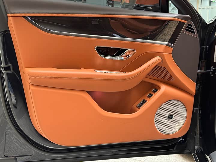 Bentley Flying Spur Hybrid, 2023 — фото 8 из 9