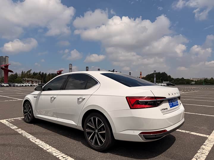 Skoda Superb, 2023 — фото 4 из 9