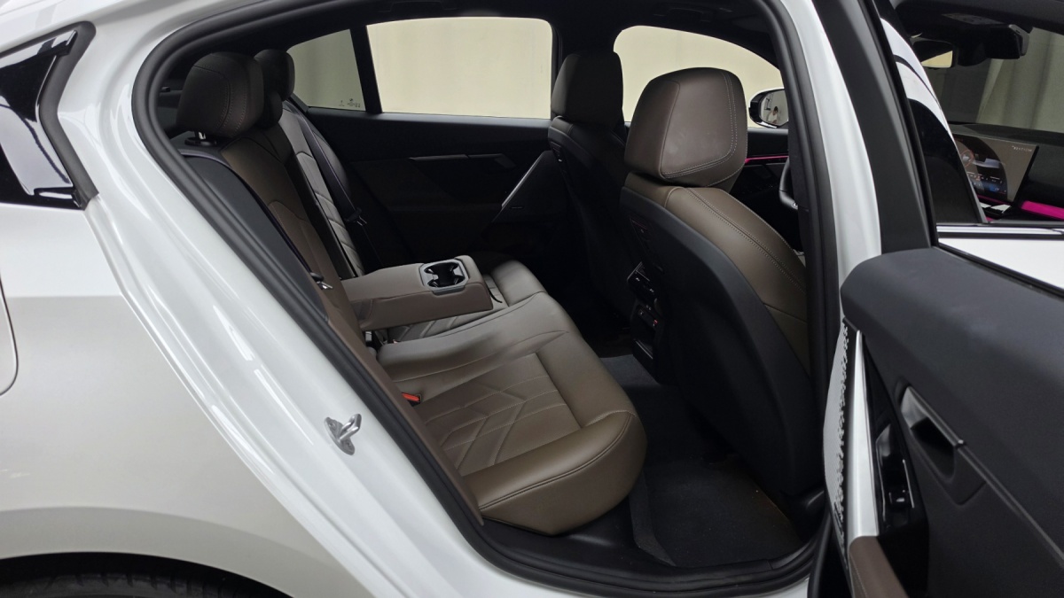 BMW 5 Series, 2025 — фото 10 из 12