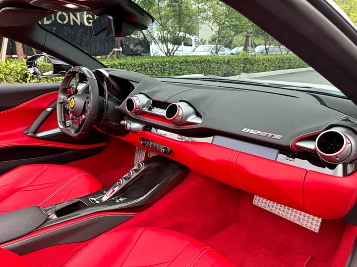 Ferrari 812, 2023 — фото 6 из 9