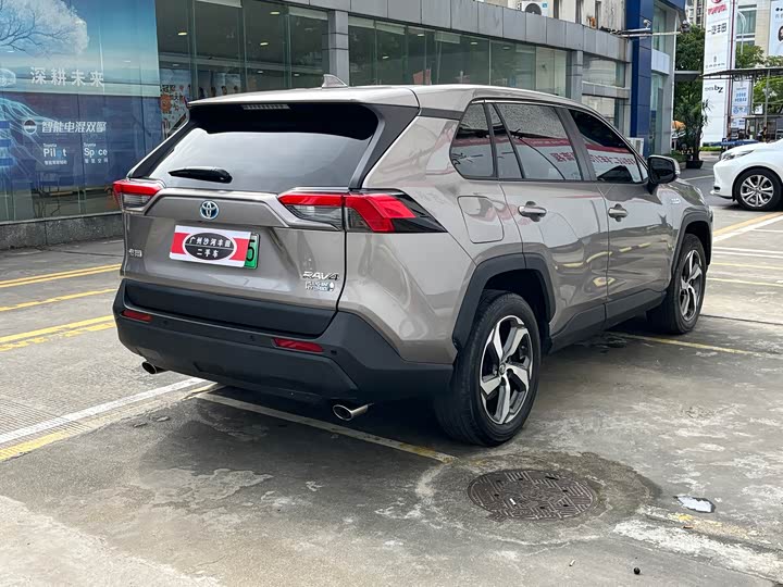 Toyota RAV4 Hybrid, 2021 — фото 8 из 9