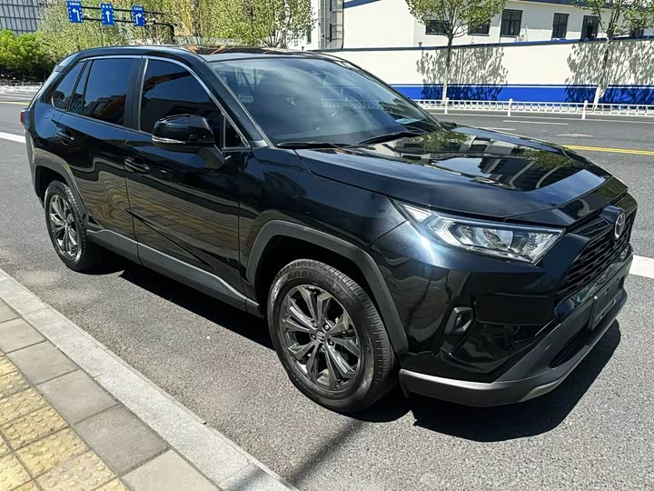 Toyota RAV4, 2023 — фото 2 из 9