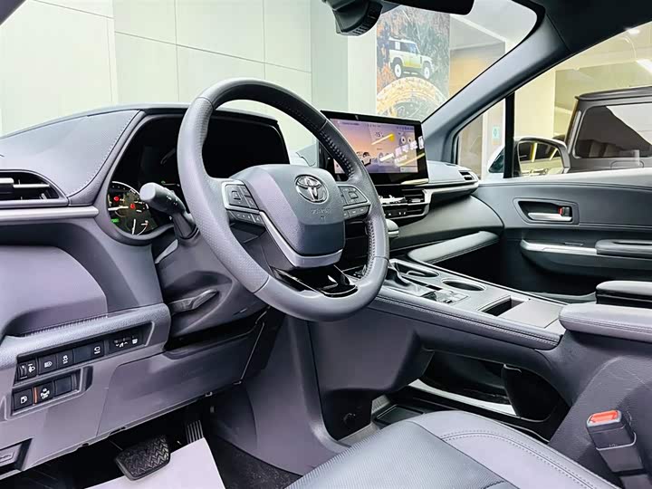 Toyota Sienna, 2024 — фото 8 из 9