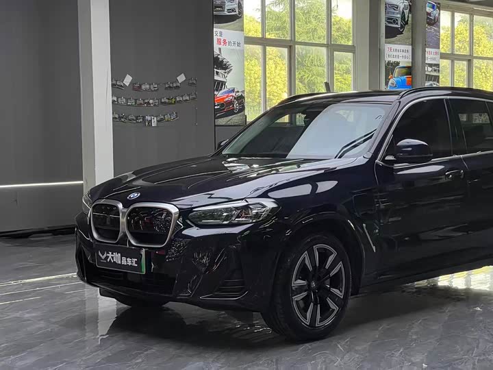 BMW iX3, 2023 — фото 7 из 9