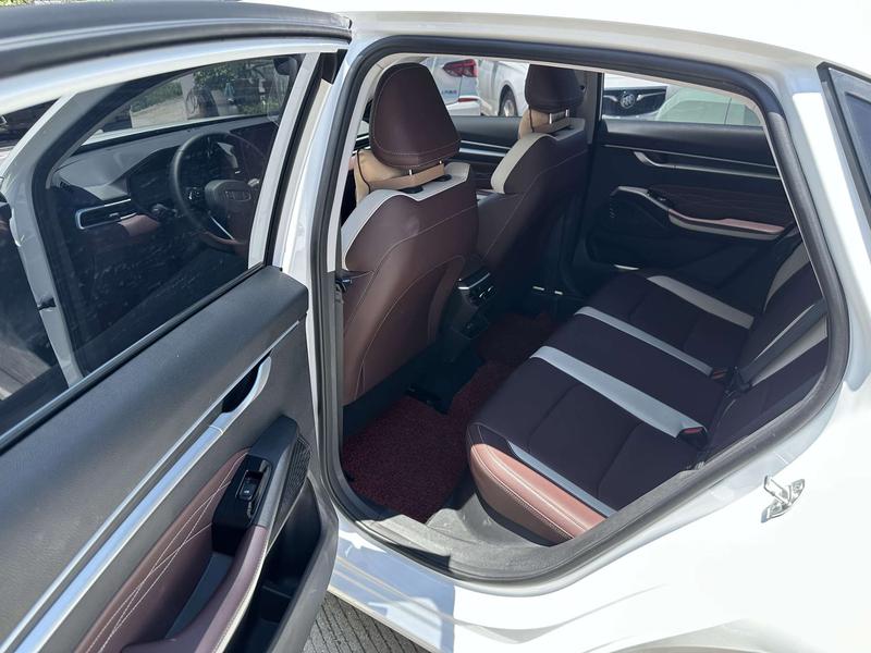 Geely Emgrand, 2025 — фото 9 из 10