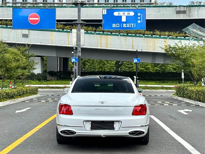 Bentley Flying Spur Hybrid, 2022 — фото 8 из 9