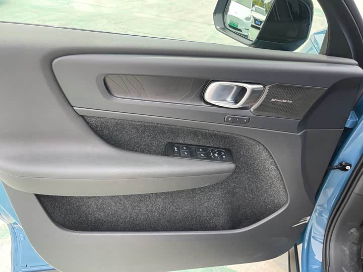 Volvo C40, 2023 — фото 7 из 9