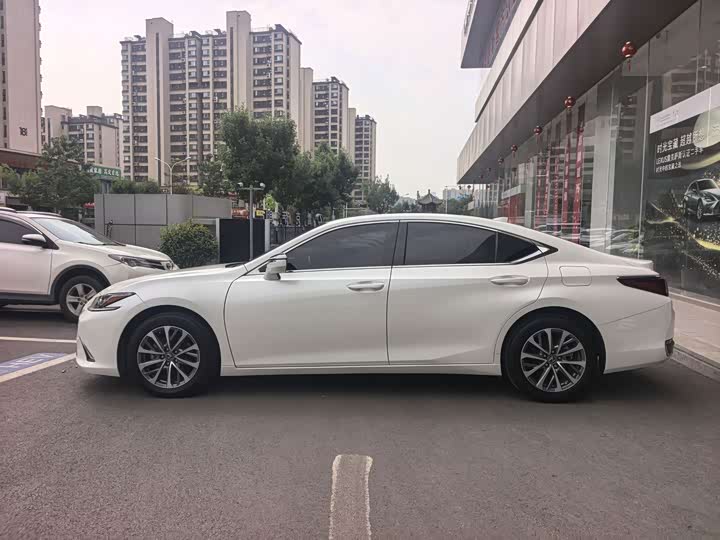 Lexus ES, 2022 — фото 4 из 5