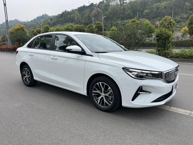 Geely Emgrand, 2025 — фото 3 из 12