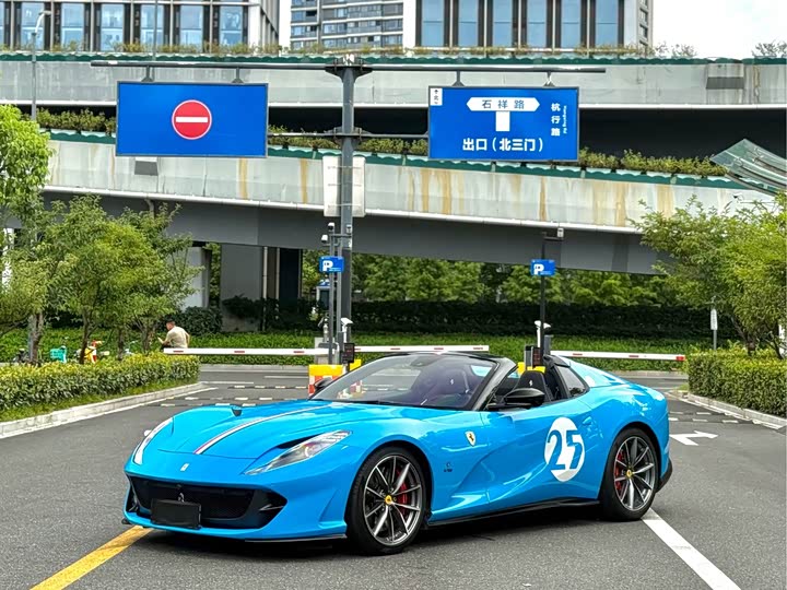 Ferrari 812, 2023 — фото 3 из 9