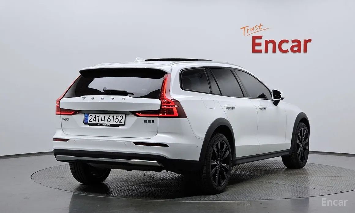 Volvo V60, 2023 — фото 2 из 12