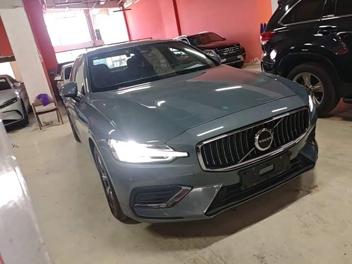 Volvo S60, 2023 — фото 4 из 9