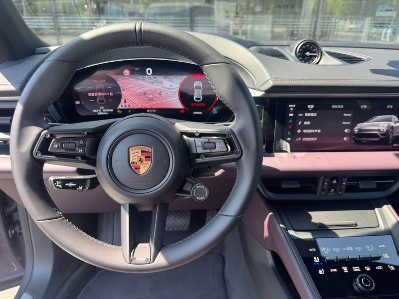 Porsche Macan EV, 2025 — фото 11 из 12