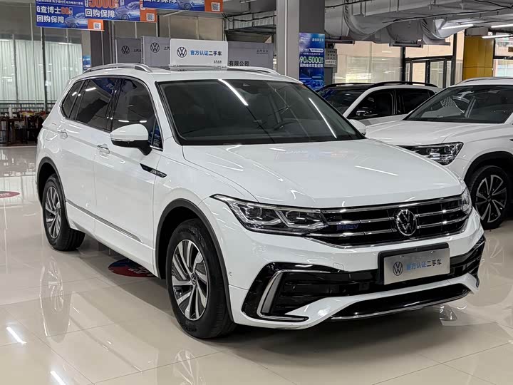 Volkswagen Tiguan L Hybrid, 2023 — фото 3 из 9