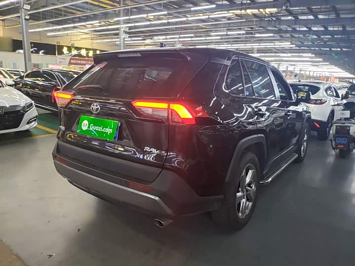 Toyota RAV4, 2023 — фото 7 из 9