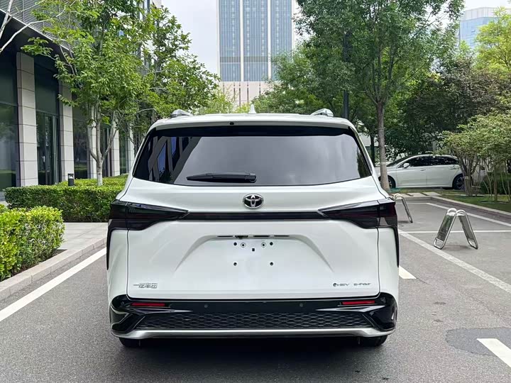 Toyota Granvia, 2025 — фото 6 из 9