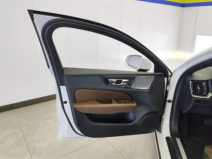 Volvo S60, 2024 — фото 7 из 9