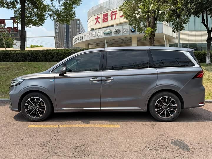 Roewe iMax 8, 2022 — фото 3 из 9