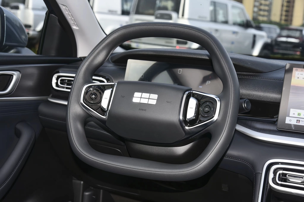 Geely Galaxy L6, 2026 — фото 8 из 12