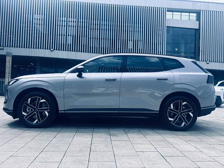 Volvo XC70 Hybrid, 2026 — фото 2 из 9