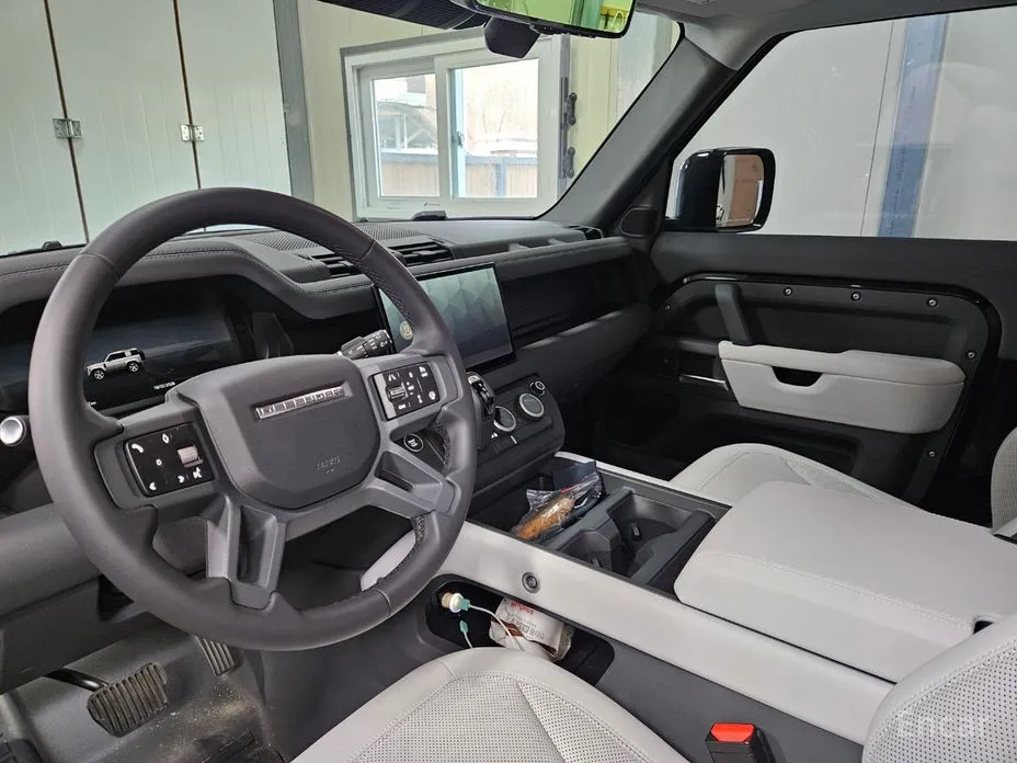 Land Rover Defender, 2025 — фото 6 из 12