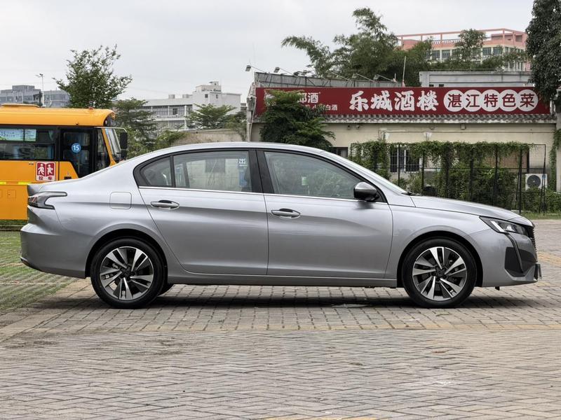 Peugeot 408, 2023 — фото 8 из 12