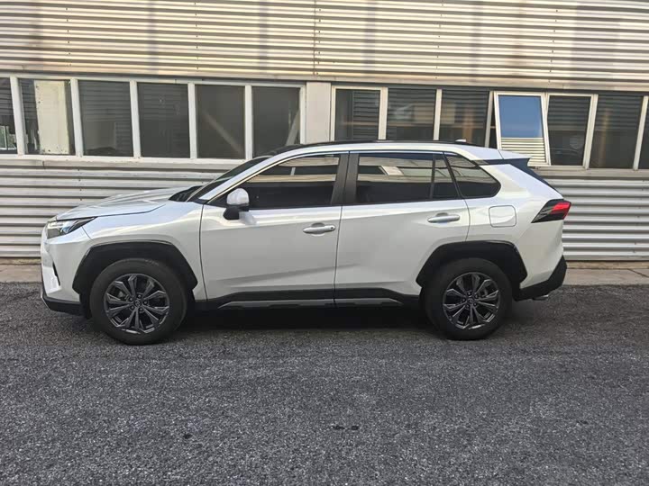 Toyota RAV4, 2024 — фото 2 из 9