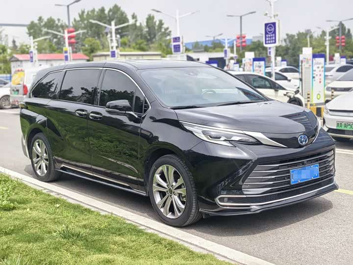 Toyota Sienna, 2023 — фото 2 из 9