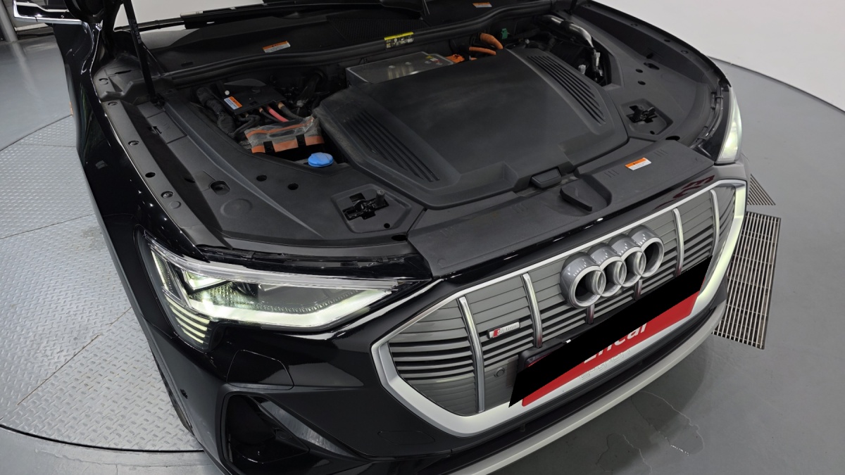 Audi e-tron, 2022 — фото 6 из 12