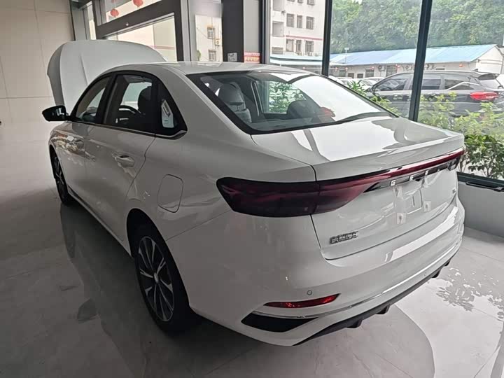 Geely Emgrand, 2025 — фото 5 из 9