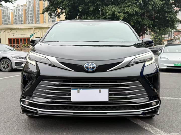 Toyota Sienna, 2023 — фото 2 из 9