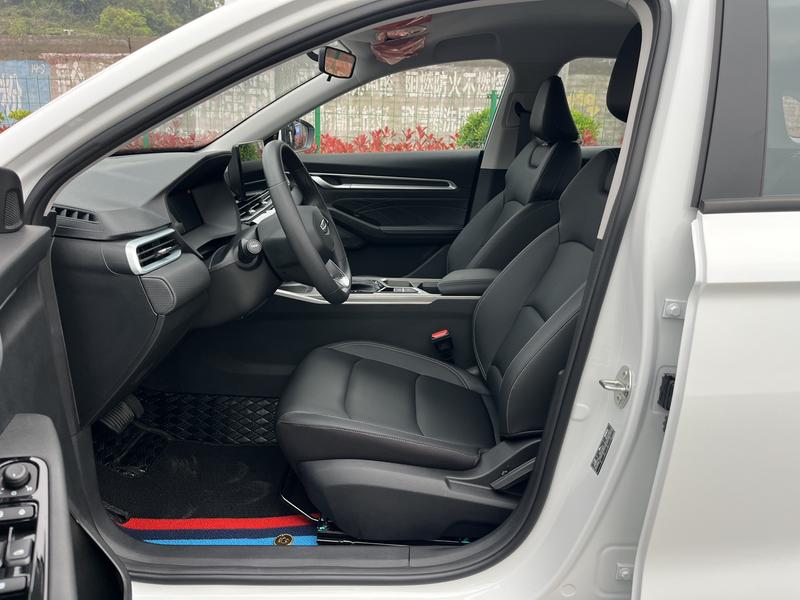 Geely Emgrand, 2025 — фото 8 из 12