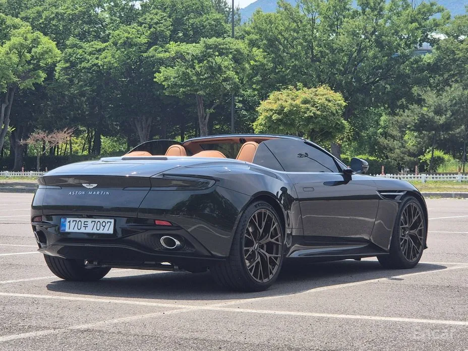 Aston Martin DB12, 2025 — фото 4 из 12