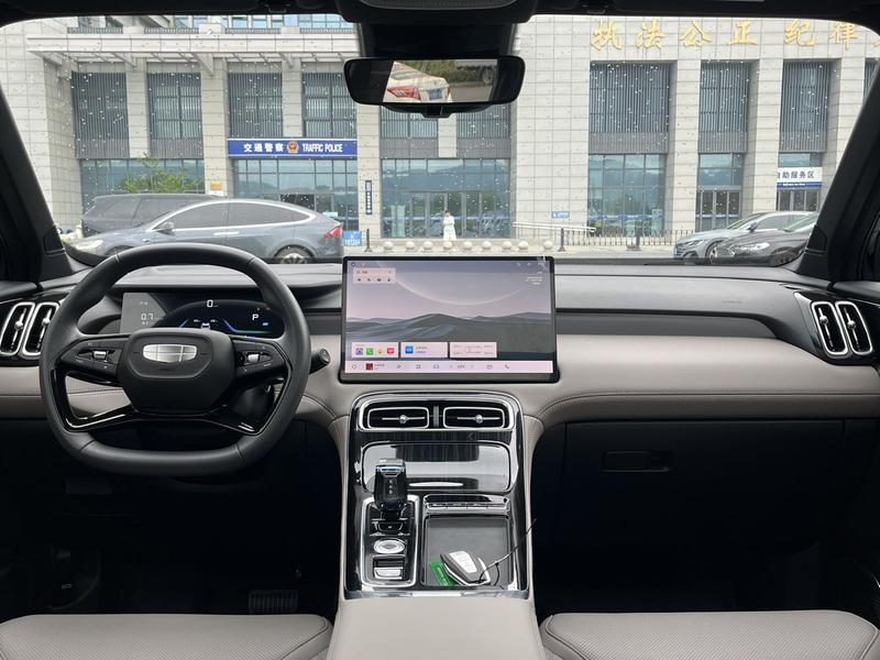 Geely Atlas L, 2026 — фото 8 из 11