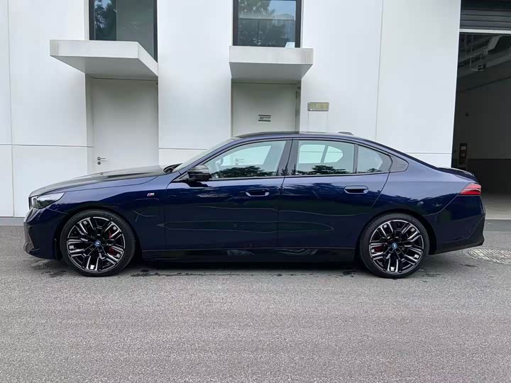 BMW i5, 2023 — фото 4 из 9