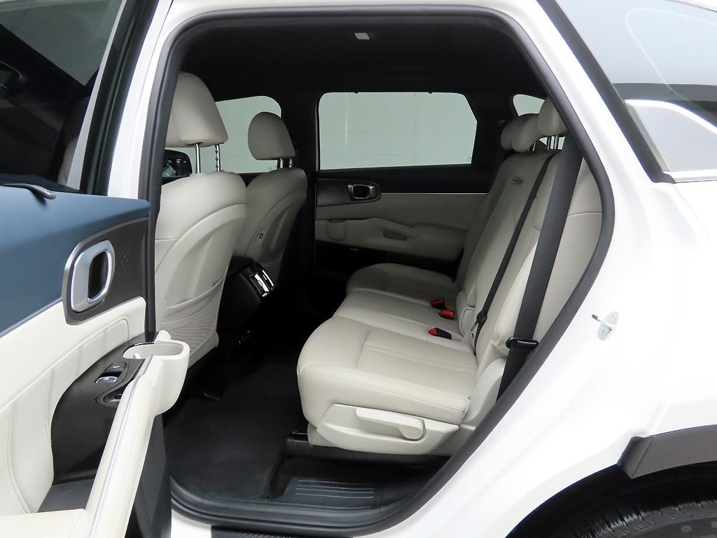 Kia Sorento, 2023 — фото 10 из 12
