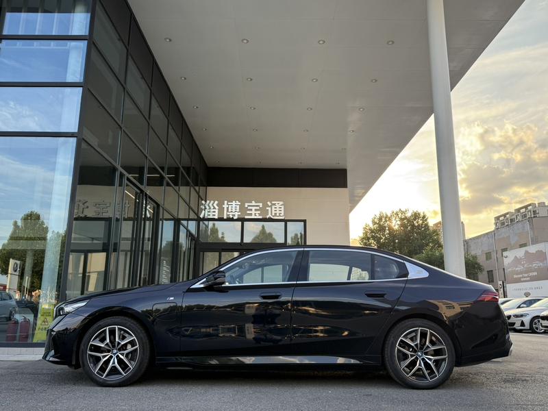 BMW i5, 2025 — фото 3 из 12