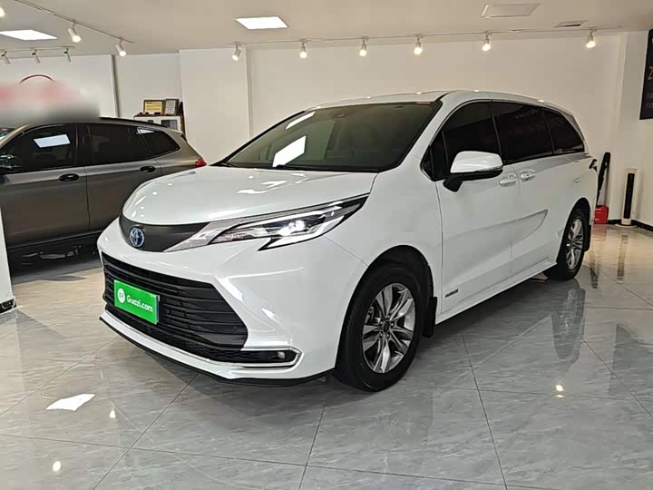 Toyota Sienna, 2023 — фото 2 из 9