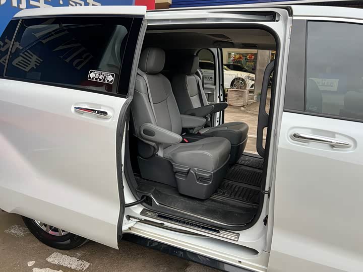 Toyota Sienna, 2022 — фото 3 из 9