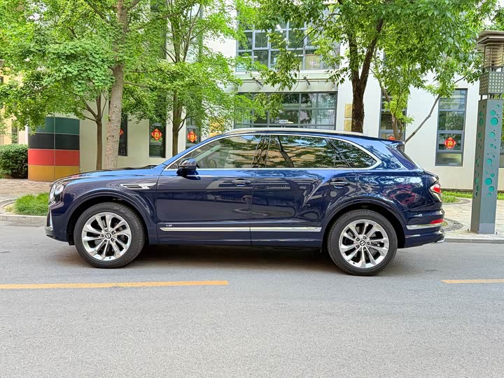 Bentley Bentayga, 2023 — фото 3 из 9