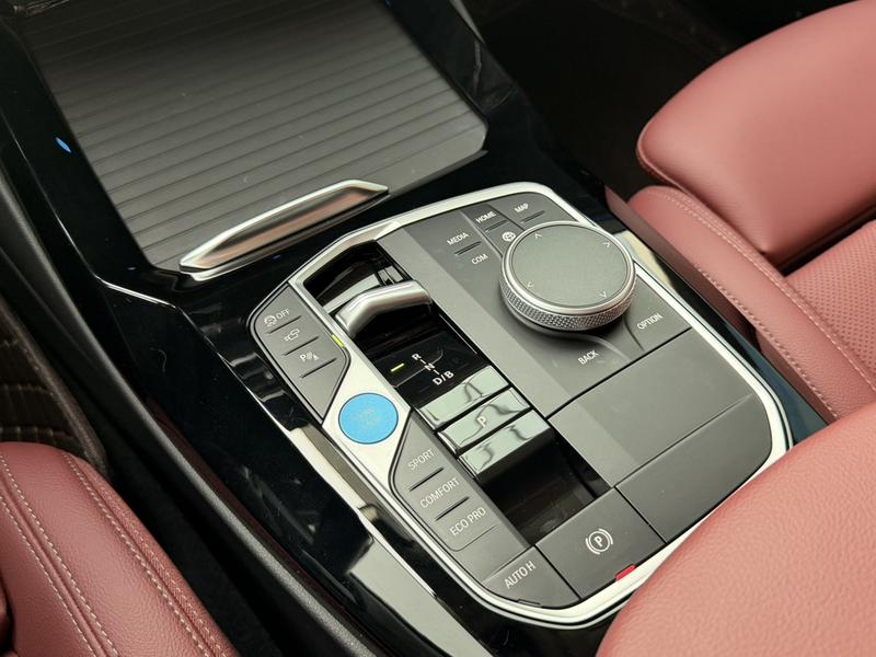 BMW iX3, 2025 — фото 12 из 12