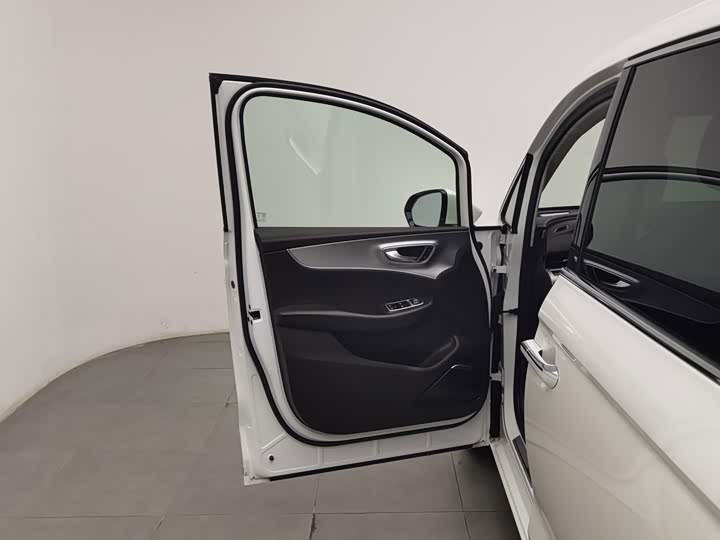 Roewe iMax 8, 2023 — фото 8 из 9