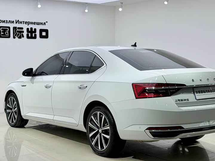 Skoda Superb, 2023 — фото 6 из 9
